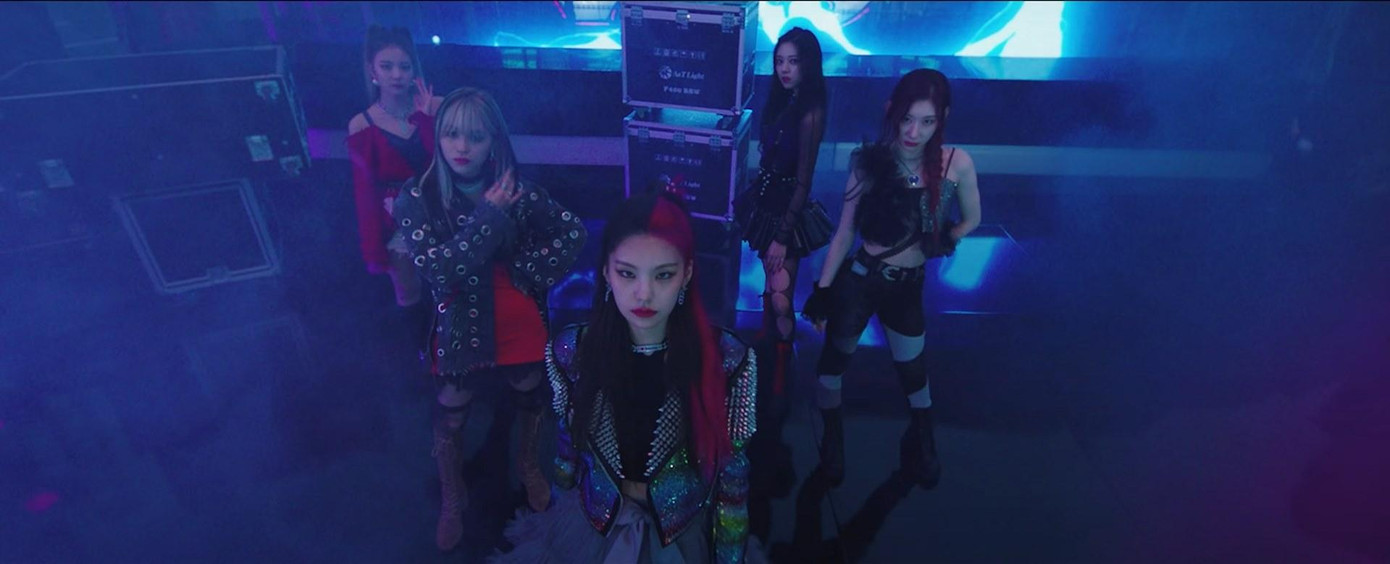 MV của LOCO được đầu tư mạnh về kỹ xảo khiến người xem mãn nhãn. MV của LOCO được đầu tư mạnh về kỹ xảo khiến người xem mãn nhãn.