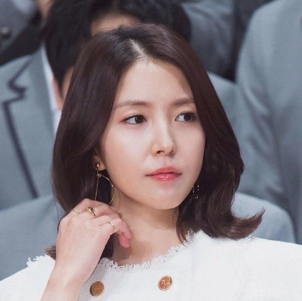 Một số netizen cho rằng Naevis được tạo hình dựa trên nguyên mẫu là "tiền bối" cùng nhà - BoA... Một số netizen cho rằng Naevis được tạo hình dựa trên nguyên mẫu là "tiền bối" cùng nhà - BoA...