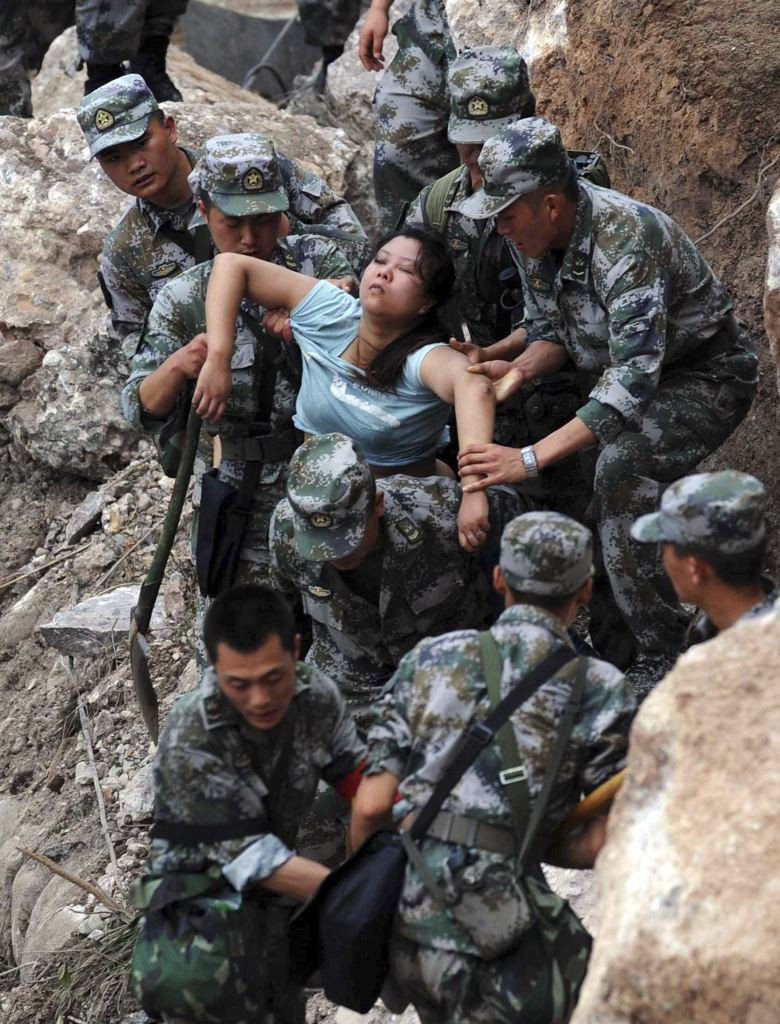 Một phụ nữ được binh lính cứu sống khỏi đống đổ nát. Ảnh: THX