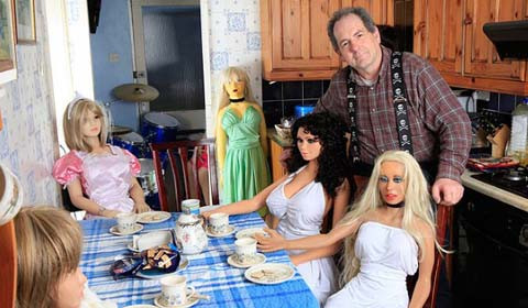 hậm chí mỗi sáng các cô nàng búp bê còn được thưởng thức trà và bánh quy