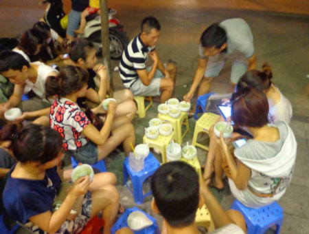 Nhiều bạn trẻ phải kê ghế ngồi ra vỉa hè vì quán không còn chỗ