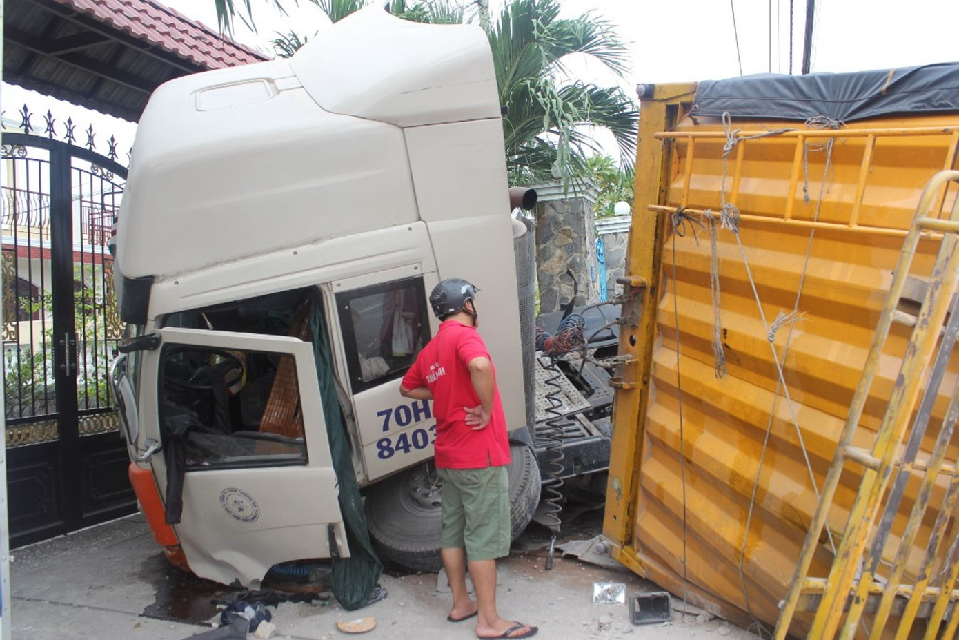 Phần đầu xe bị hư hỏng nặng