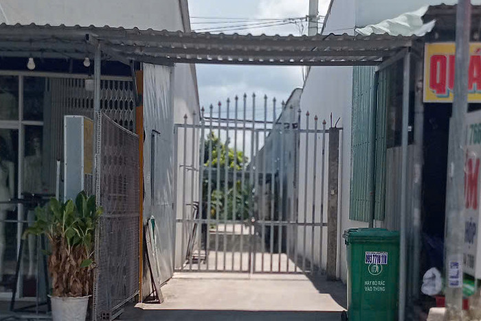 Phía sau cánh cổng sắt là cơ sở giữ trẻ của bà Hồng, hiện đã đóng cửa. Ảnh: E.X
