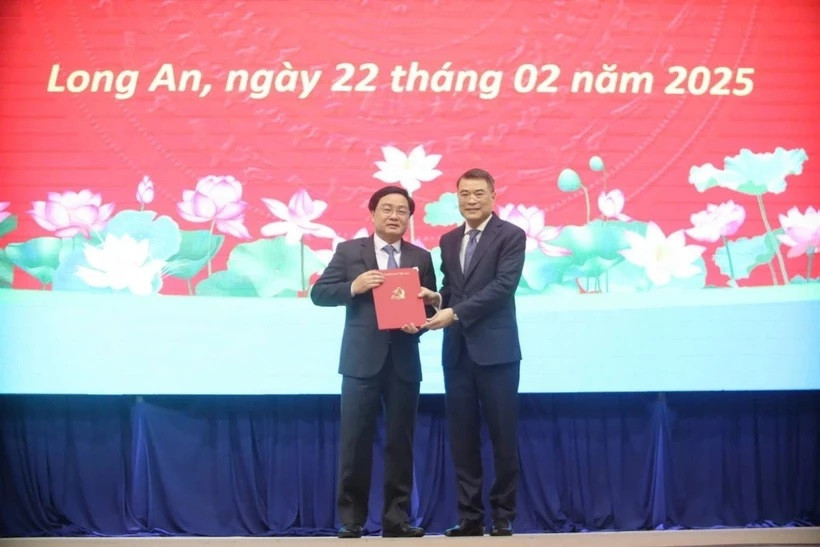 Trưởng Ban Tổ chức Trung ương Lê Minh Hưng trao quyết định của Bộ Chính trị cho ông Nguyễn Văn Quyết làm Bí thư Tỉnh ủy Long An. Ảnh: MĐ Trưởng Ban Tổ chức Trung ương Lê Minh Hưng trao quyết định của Bộ Chính trị cho ông Nguyễn Văn Quyết làm Bí thư Tỉnh ủy Long An. Ảnh: MĐ