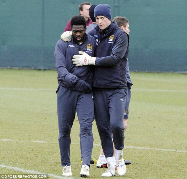 Thủ thành Joe Hart khuyên giải Kolo Toure không nên manh động Thủ thành Joe Hart khuyên giải Kolo Toure không nên manh động