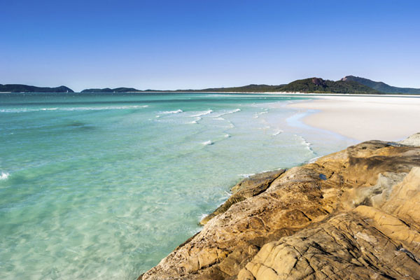 Quần đảo Whitsunday, Australia gồm 74 hòn đảo nhiệt đới. Hiện mới chỉ có một số hòn đảo là nơi có người sinh sống, còn lại vẫn gần như nguyên vẹn. Đây là nơi lý tưởng cho những ai yêu thích sự tĩnh lặng và muốn đón ánh nắng mặt trời vào mùa đông. Chuyến đi của bạn sẽ khó lòng hoàn hảo nếu không đến Gold Coast, nơi sở hữu những bãi biển, rừng nhiệt đới tuyệt đẹp