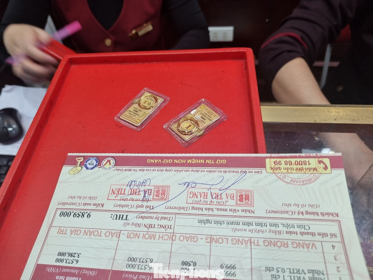 Nhẫn tròn trơn là lựa chọn người dân nhiều nhất trong ngày đầu cửa hàng khai xuân năm mới (ảnh: Ngọc Mai). Nhẫn tròn trơn là lựa chọn người dân nhiều nhất trong ngày đầu cửa hàng khai xuân năm mới (ảnh: Ngọc Mai).