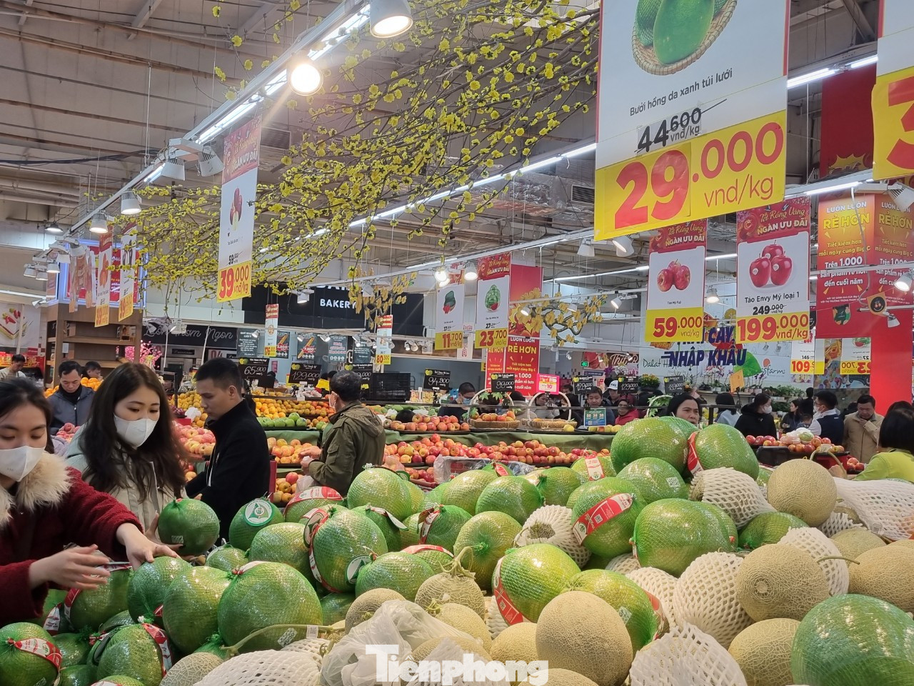 Hoa quả giảm giá mạnh trong siêu thị (ảnh: Ngọc Mai).