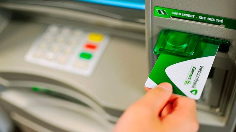 Lượng người rút tiền mặt từ cây ATM dịp Tết giảm mạnh. Lượng người rút tiền mặt từ cây ATM dịp Tết giảm mạnh.