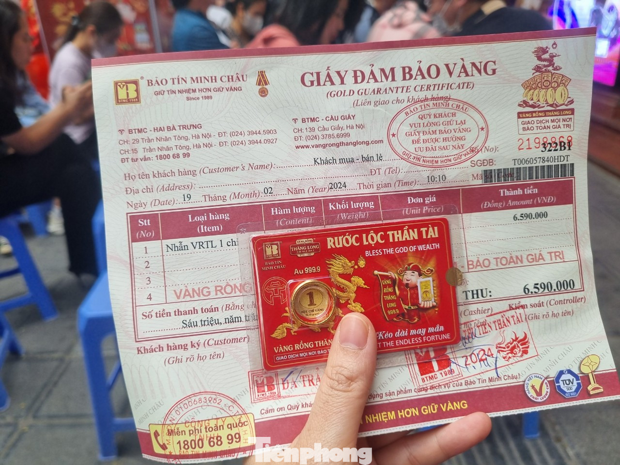 Nhiều người xếp hàng cả tiếng chỉ mua 1 chỉ vàng ngày vía Thần tài. Ảnh: Ngọc Mai.