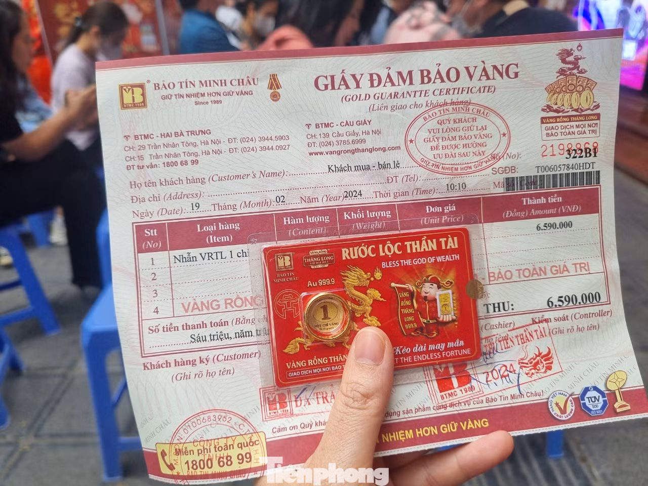 Nhiều người xếp hàng cả tiếng chỉ mua 1 chỉ vàng ngày vía Thần tài. Ảnh: Ngọc Mai.