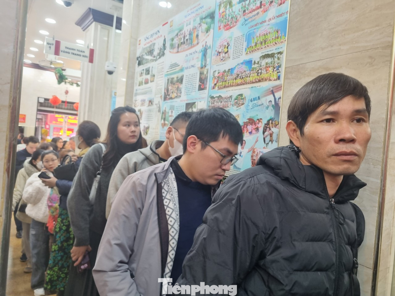 Nhiều người dân mua vàng nhẫn để tiết kiệm và để đầu tư trong năm mới (ảnh: Ngọc Mai). Nhiều người dân mua vàng nhẫn để tiết kiệm và để đầu tư trong năm mới (ảnh: Ngọc Mai).