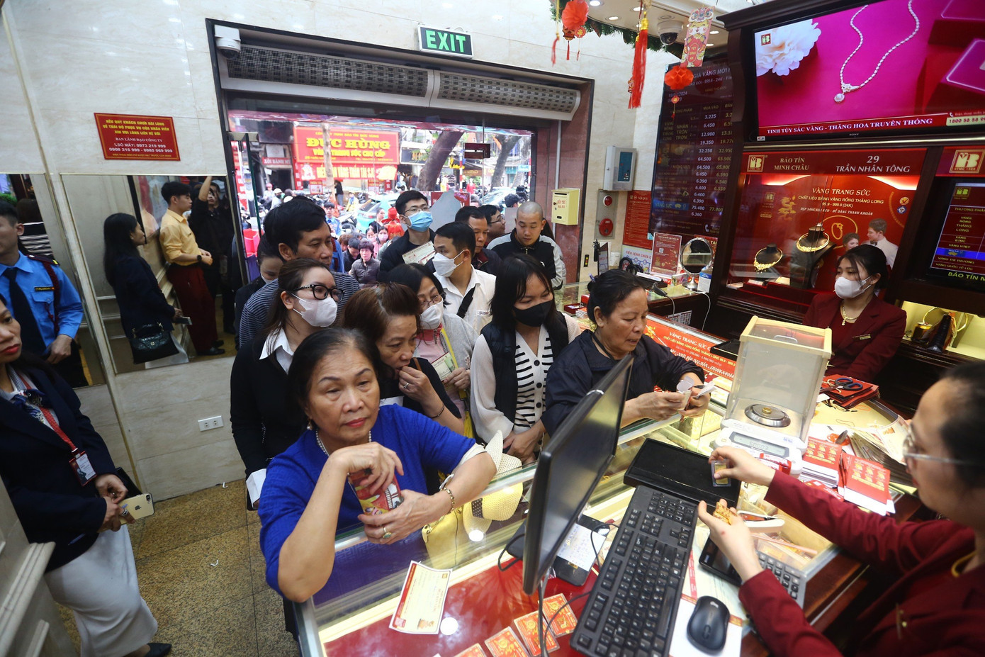 Người dân xếp hàng mua vàng ngày vía Thần tài trên phố Trần Nhân Tông - Hai Bà Trưng - Hà Nội sáng 19/2 (ảnh: Duy Phạm).