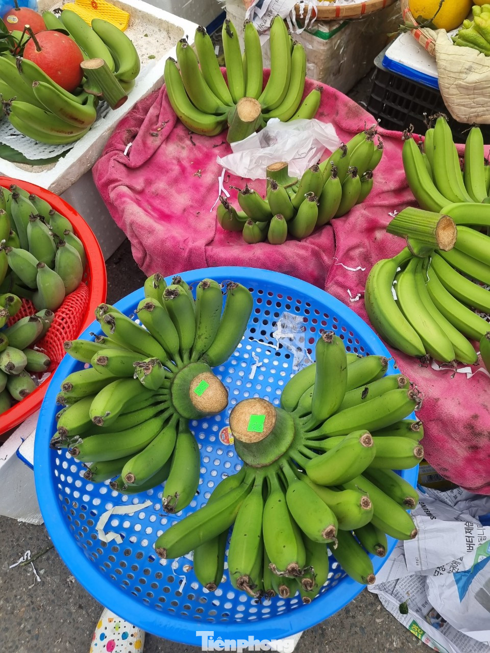 Nửa triệu đồng/nải chuối xanh 25 quả (ảnh: Ngọc Mai).