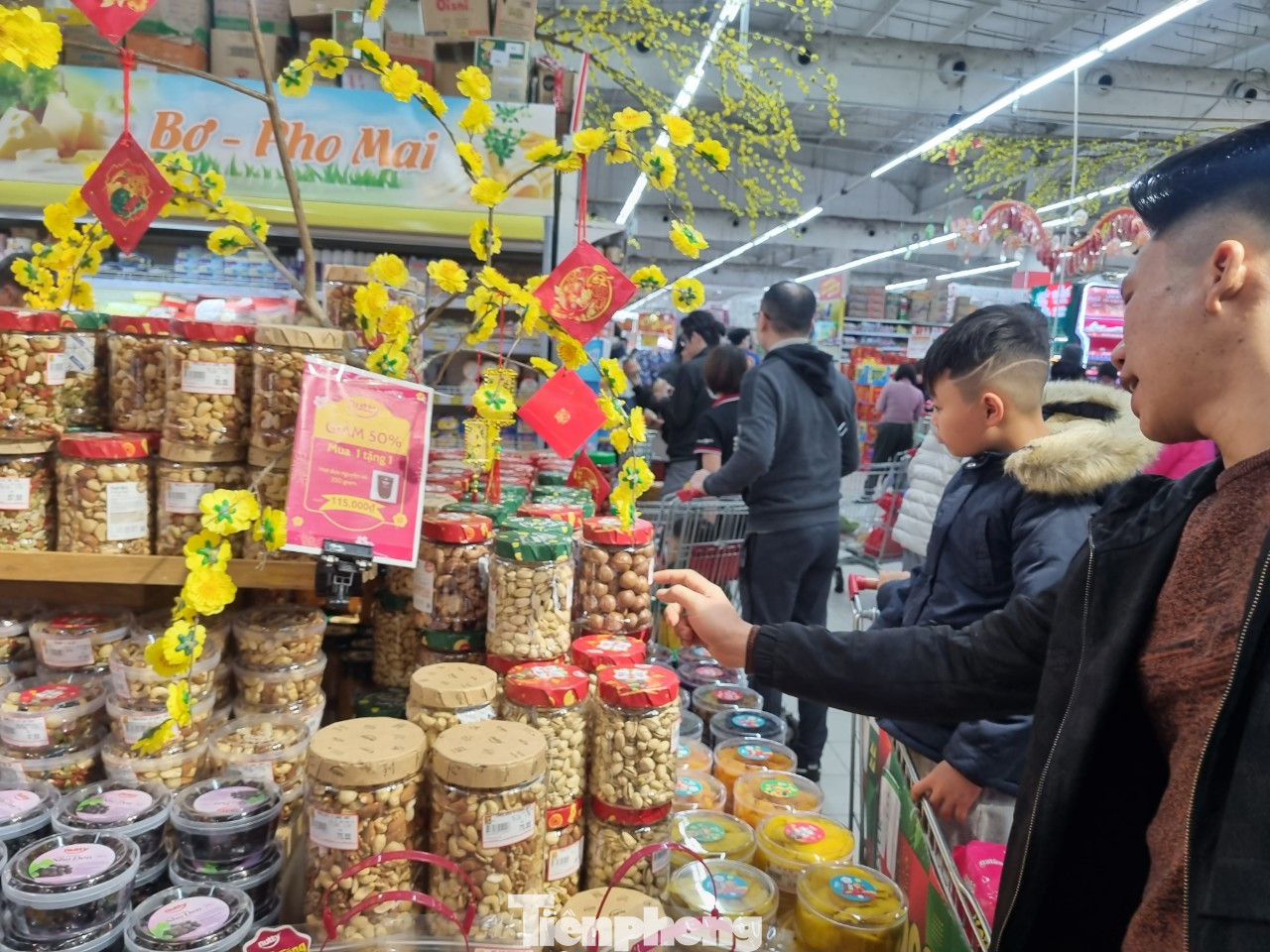 Các loại mứt Tết trong siêu thị mua 1 tặng 1 vào ngày 29 Tết (ảnh: Ngọc Mai).