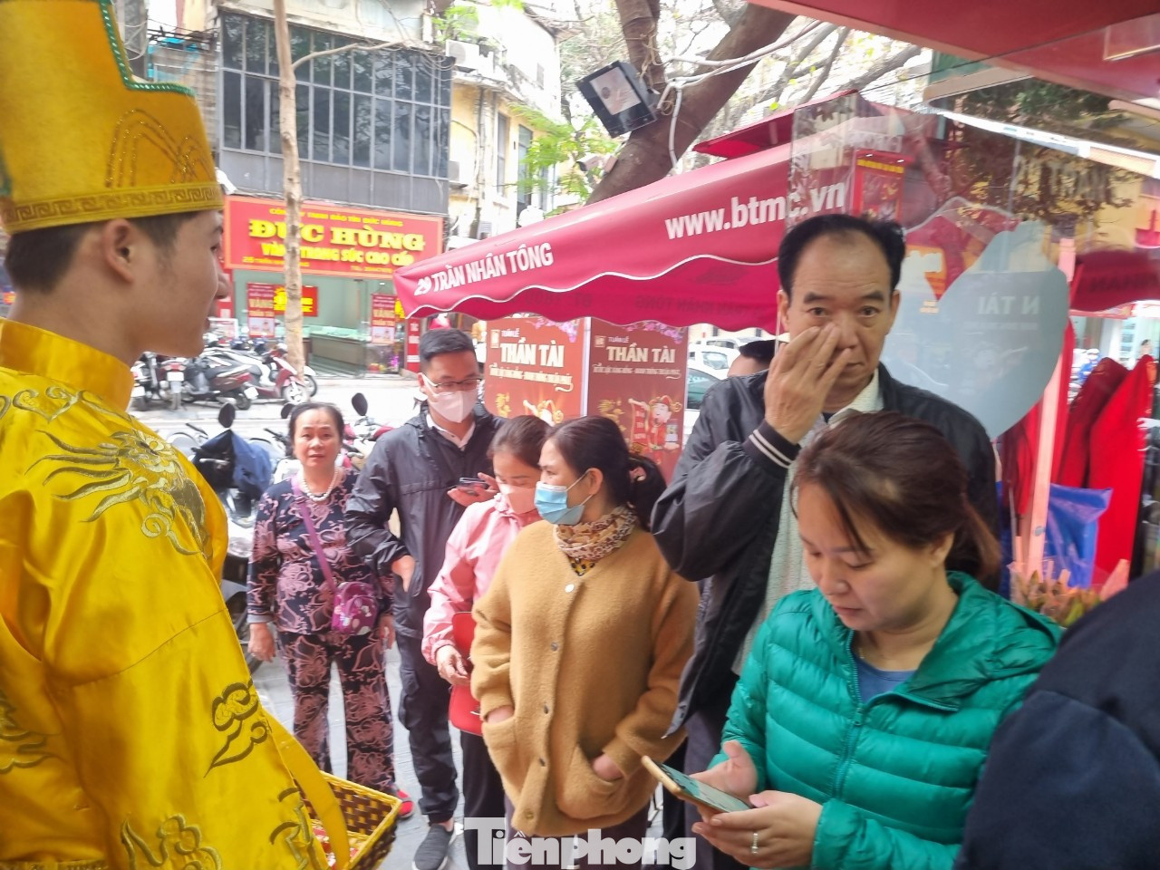 Người dân xếp hàng tràn ra cửa tại một cửa hàng vàng trên phố Trần Nhân Tông - Hà Nội (ảnh: Ngọc Mai). Người dân xếp hàng tràn ra cửa tại một cửa hàng vàng trên phố Trần Nhân Tông - Hà Nội (ảnh: Ngọc Mai).