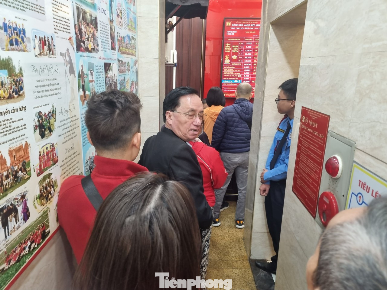 Khách hàng phải xếp hàng chờ đợi 30 phút mới tới lượt mua vàng (ảnh: Ngọc Mai). Khách hàng phải xếp hàng chờ đợi 30 phút mới tới lượt mua vàng (ảnh: Ngọc Mai).