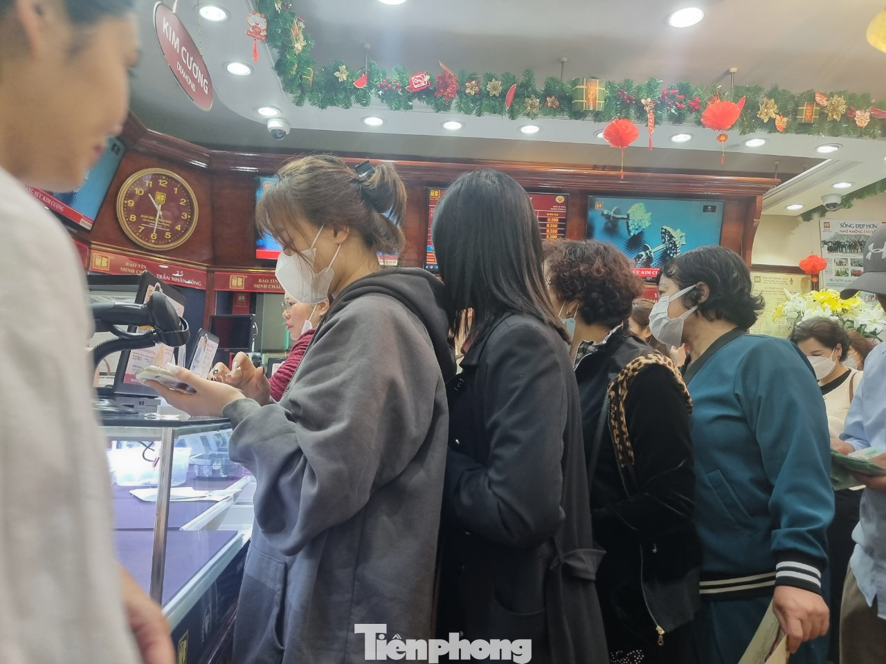 Càng gần trưa, khách xếp hàng càng đông. Ảnh: Ngọc Mai.