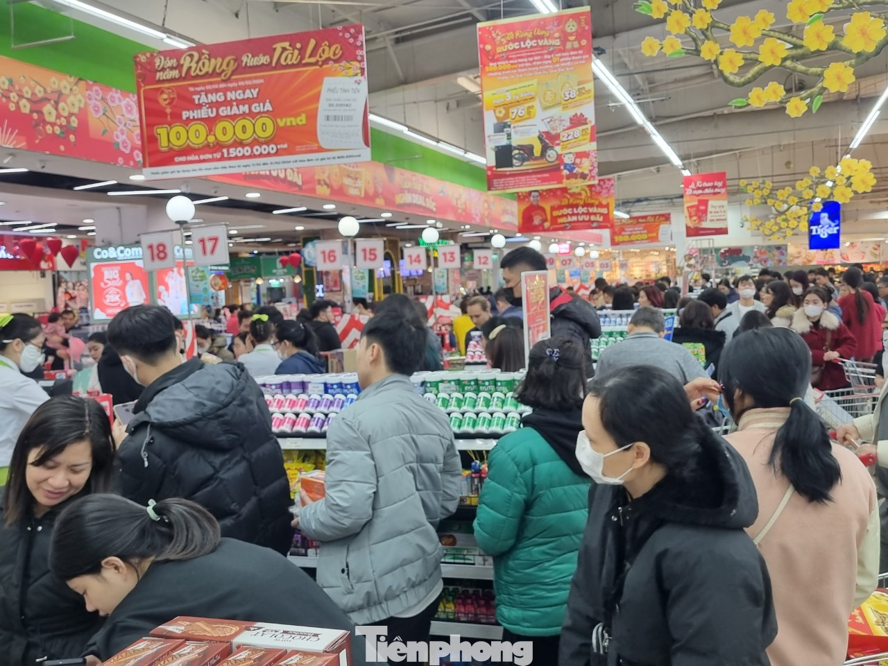 Người dân Hà Nội chờ thanh toán tại siêu thị Big C ngày 29 Tết (ảnh: Ngọc Mai).