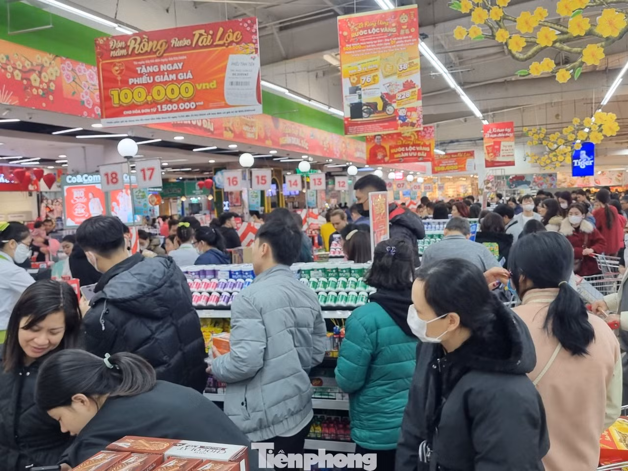 Người dân Hà Nội chờ thanh toán tại siêu thị Big C ngày 29 Tết (ảnh: Ngọc Mai).