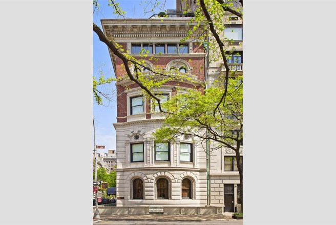 Ông Abramovich được cho là đang đàm phán với chủ nhân của hai căn hộ còn lại để mua lại nốt toàn bộ tòa nhà. Trong ảnh là toàn bộ tòa nhà với vị trí đối diện với sở thú Central Park Zoo. Ông Abramovich được cho là đang đàm phán với chủ nhân của hai căn hộ còn lại để mua lại nốt toàn bộ tòa nhà. Trong ảnh là toàn bộ tòa nhà với vị trí đối diện với sở thú Central Park Zoo