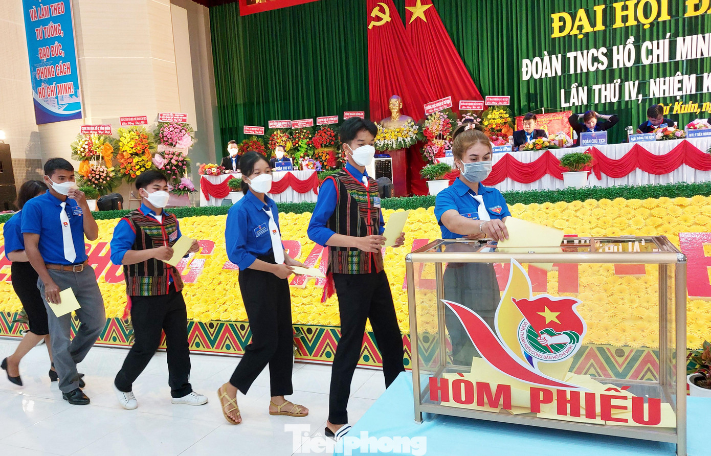Đoàn viên thanh niên bỏ phiếu tại đại hội Đoàn viên thanh niên bỏ phiếu tại đại hội