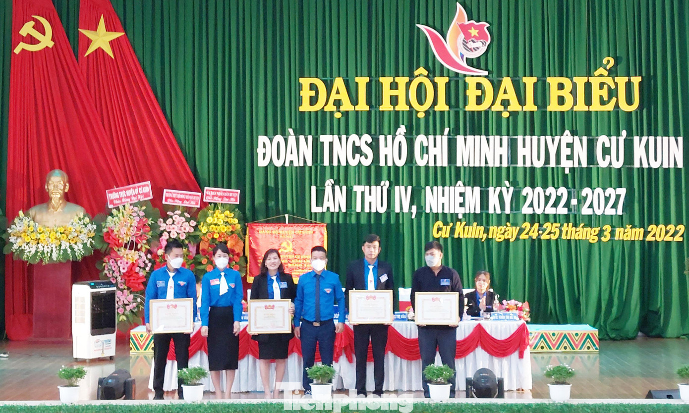 Các cá nhân, tập thể xuất sắc nhận bằng khen của Tỉnh đoàn Các cá nhân, tập thể xuất sắc nhận bằng khen của Tỉnh đoàn