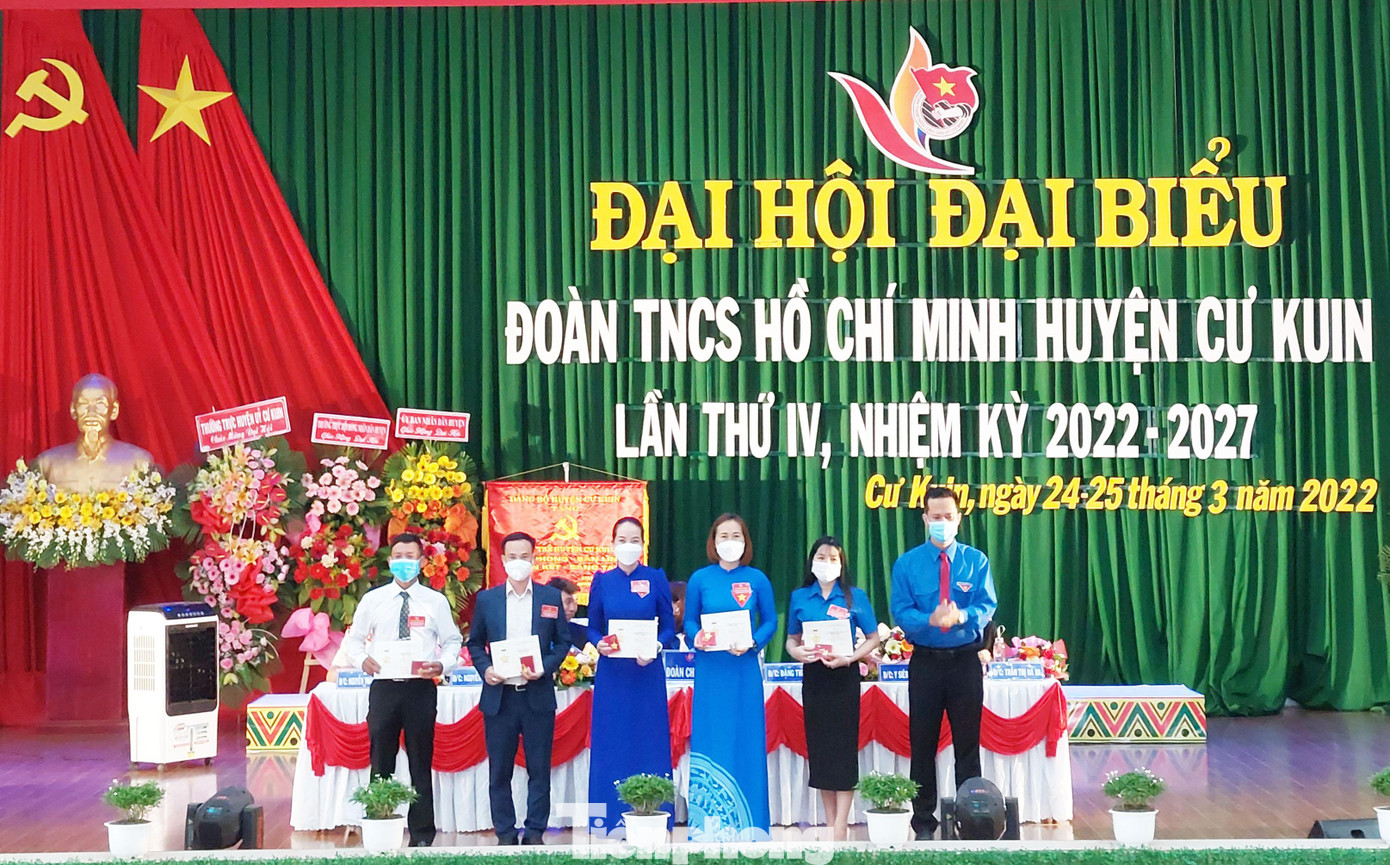 Tặng kỷ niệm chương 'Vì thế hệ trẻ' cho 5 cá nhân Tặng kỷ niệm chương 'Vì thế hệ trẻ' cho 5 cá nhân