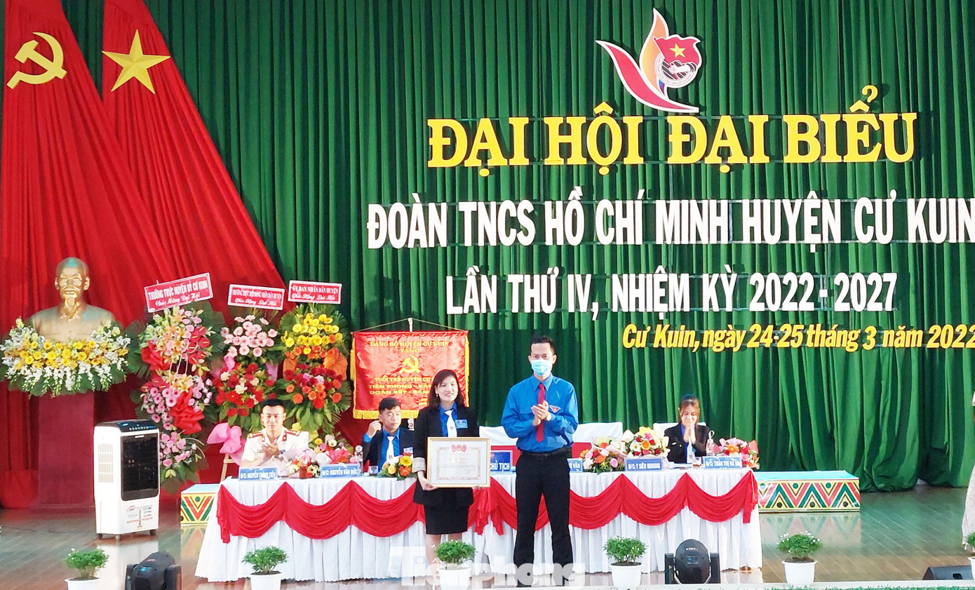 Tập thể xuất sắc nhận bằng khen Trung ương đoàn Tập thể xuất sắc nhận bằng khen Trung ương đoàn