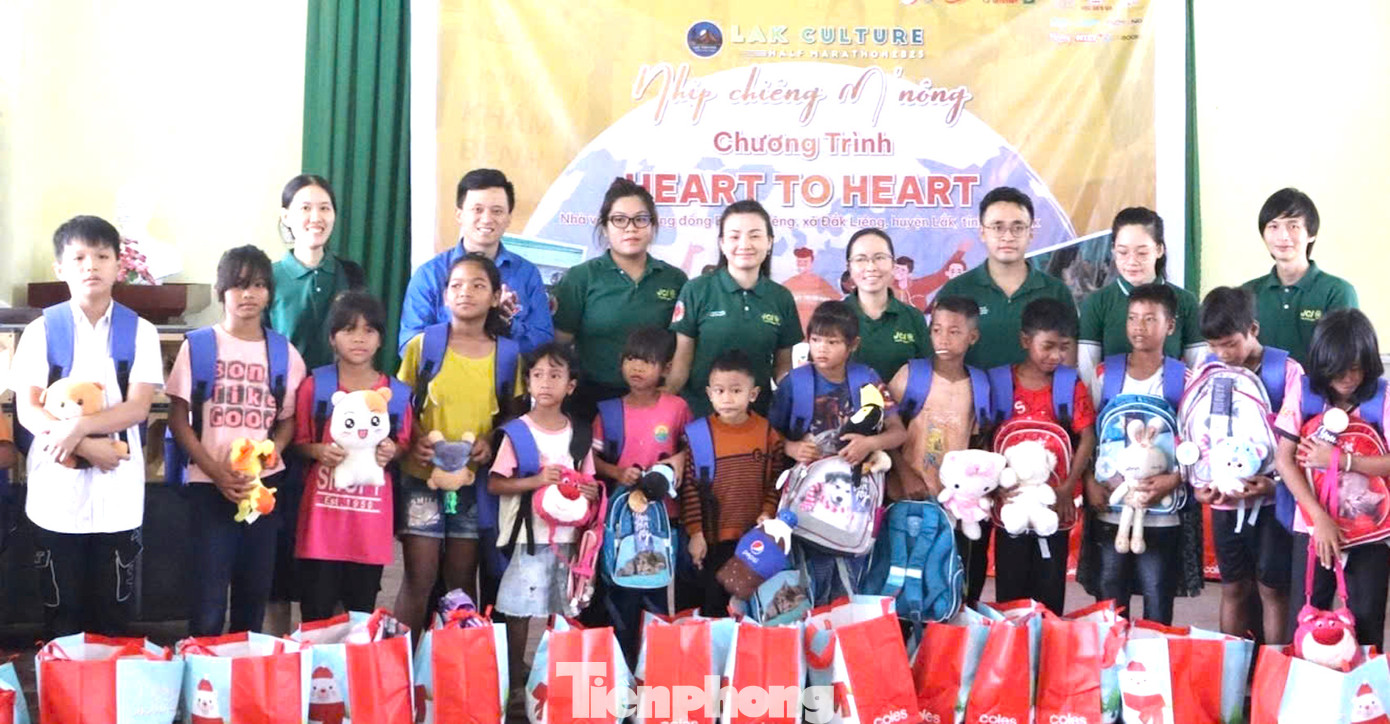 Bên lề giải chạy, ngày 28/6, Tỉnh Đoàn Đắk Lắk phối hợp cùng các đơn vị đồng hành tổ chức chương trình “Vòng tay yêu thương” lần thứ 13.