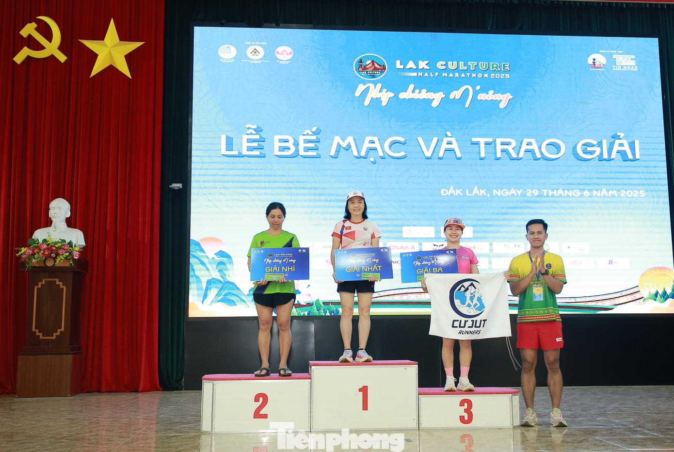 Tại lễ bế mạc, Ban tổ chức đã vinh danh những vận động viên xuất sắc nhất ở các cự ly và độ tuổi khác nhau.