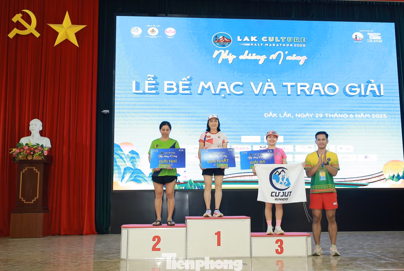 Tại lễ bế mạc, Ban tổ chức đã vinh danh những vận động viên xuất sắc nhất ở các cự ly và độ tuổi khác nhau.