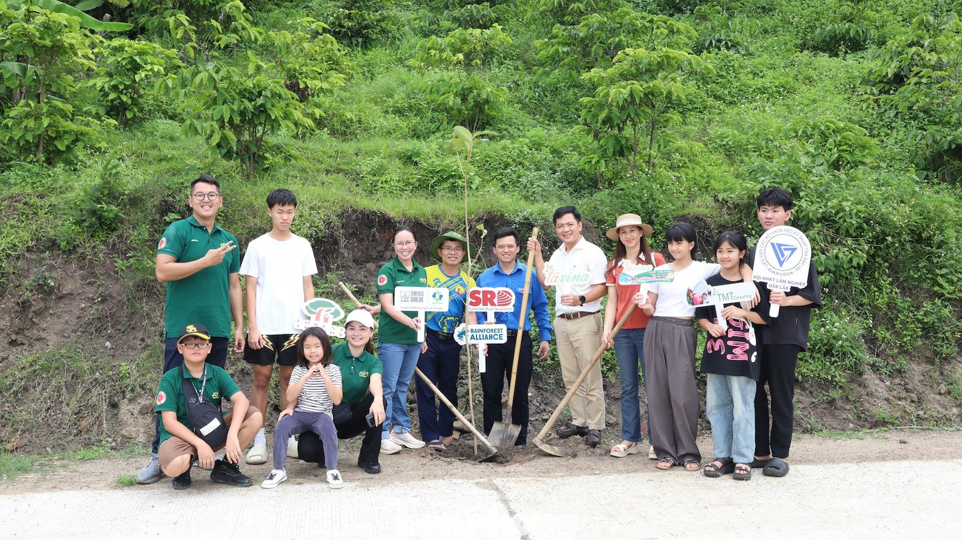 Các vận động viên, đoàn viên thanh niên tham gia trồng 200 cây bằng lăng tím, triển khai dự án “bom hạt giống” phục hồi rừng.