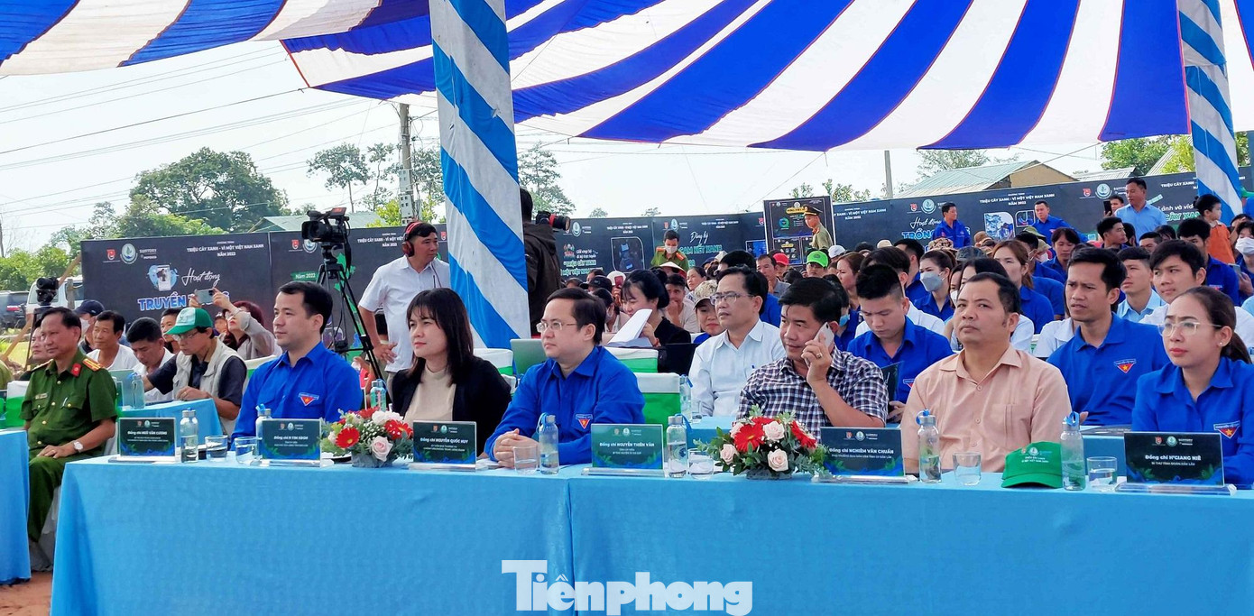 Lãnh đạo trung ương và lãnh đạo tỉnh tham dự chương trình Lãnh đạo trung ương và lãnh đạo tỉnh tham dự chương trình