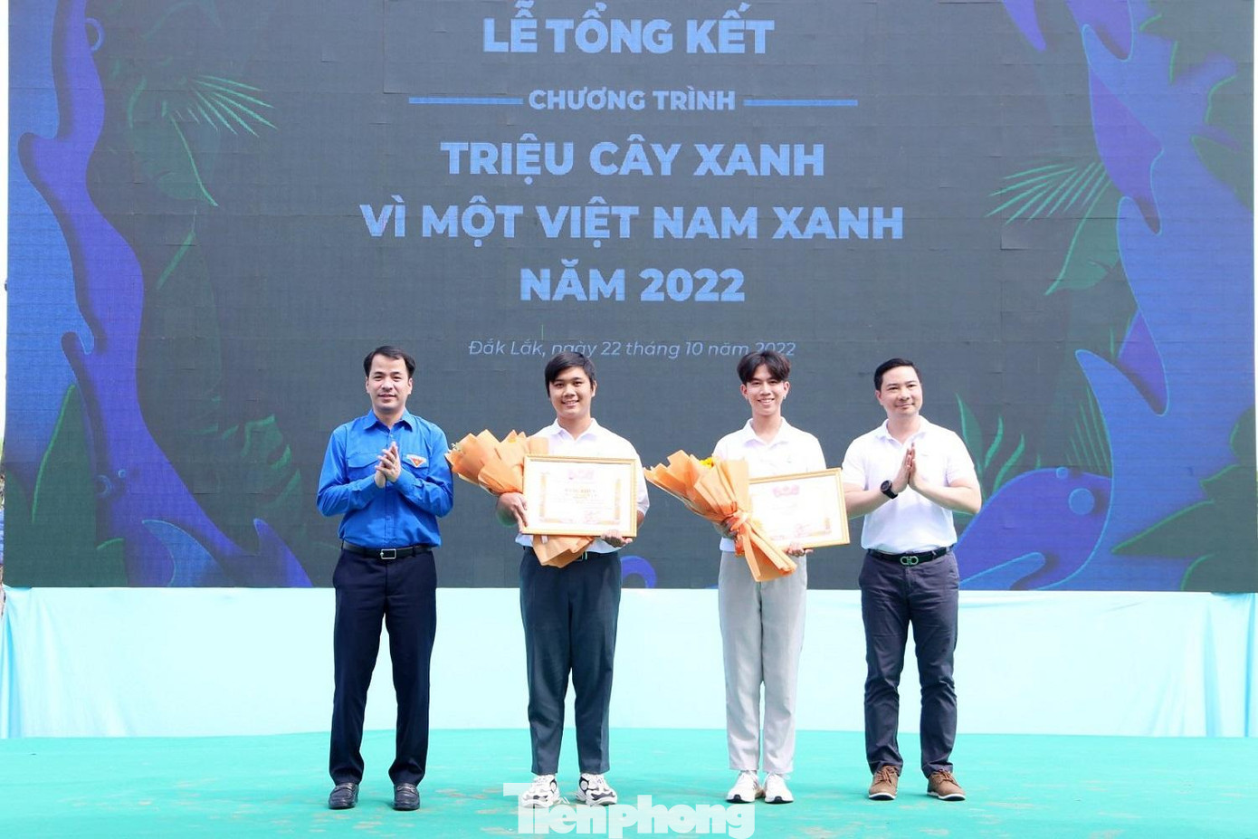 Lãnh đạo Trung ương Đoàn trao giải cuộc thi ảnh và video clip "Triệu cây xanh" Lãnh đạo Trung ương Đoàn trao giải cuộc thi ảnh và video clip "Triệu cây xanh"