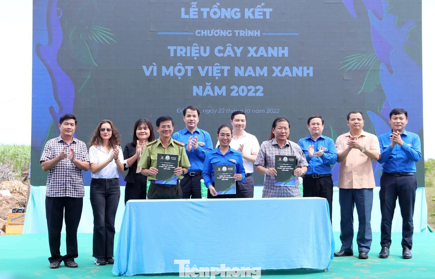 Ký kết biên bản cam kết chăm sóc, bảo vệ cây được trồng Ký kết biên bản cam kết chăm sóc, bảo vệ cây được trồng