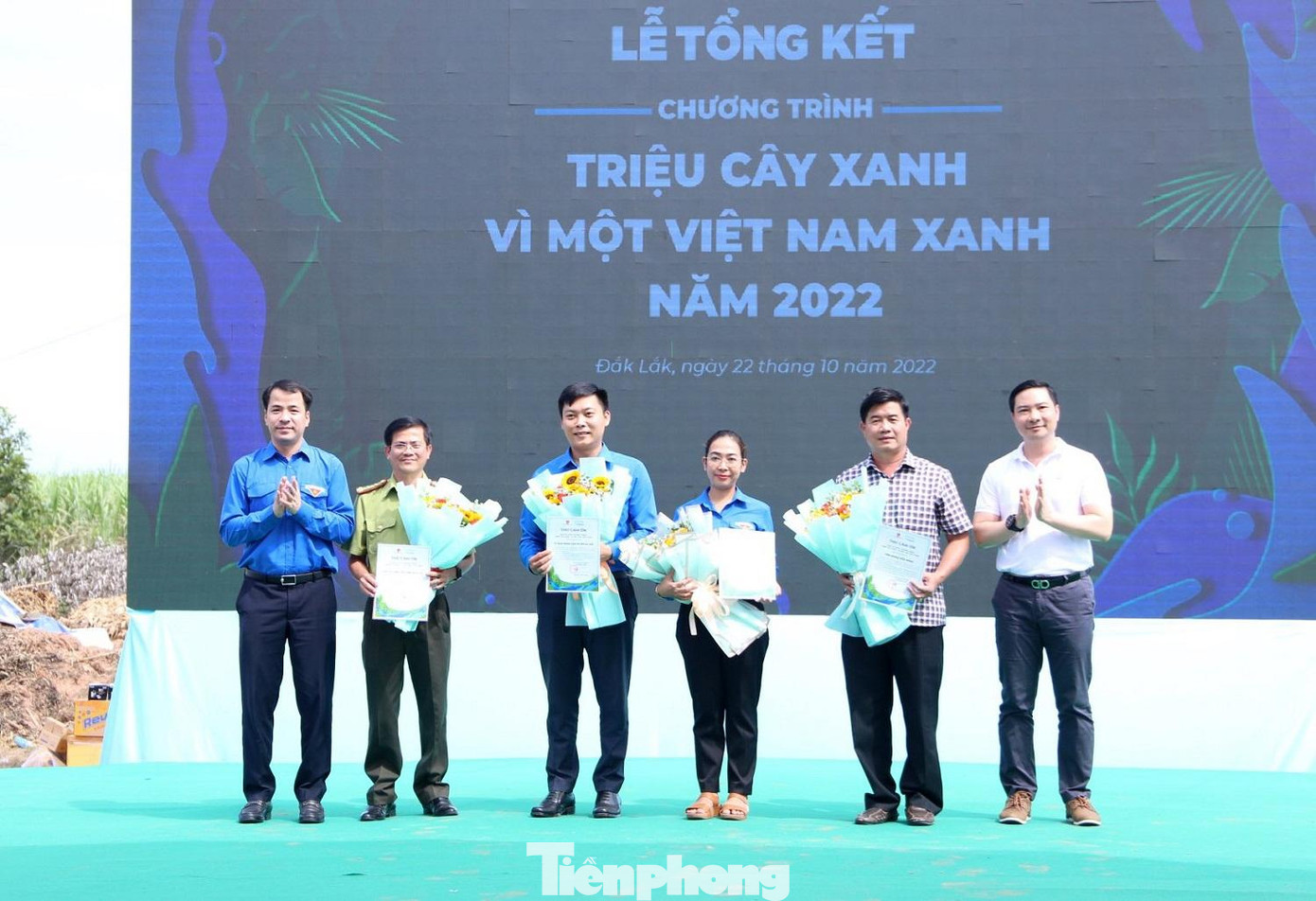 Đơn vị tổ chức thực hiện trồng rừng và đơn vị đồng hành được tặng hoa và thư cảm ơn Đơn vị tổ chức thực hiện trồng rừng và đơn vị đồng hành được tặng hoa và thư cảm ơn