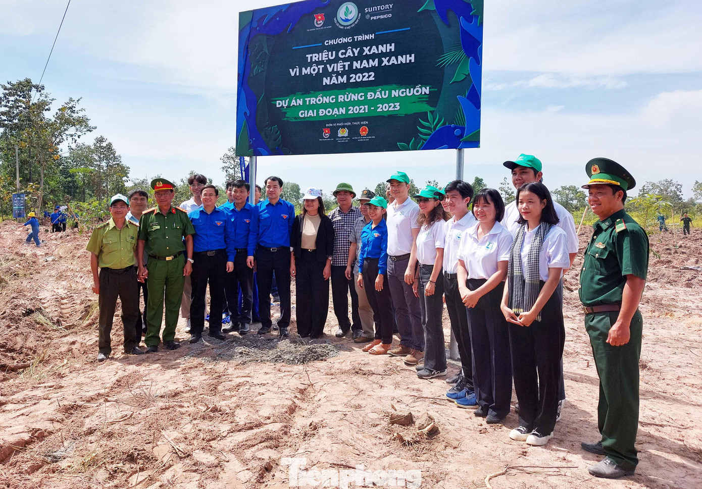 Anh Ngô Văn Cương và các đại biểu tham gia cắt băng bảng lưu niệm Anh Ngô Văn Cương và các đại biểu tham gia cắt băng bảng lưu niệm