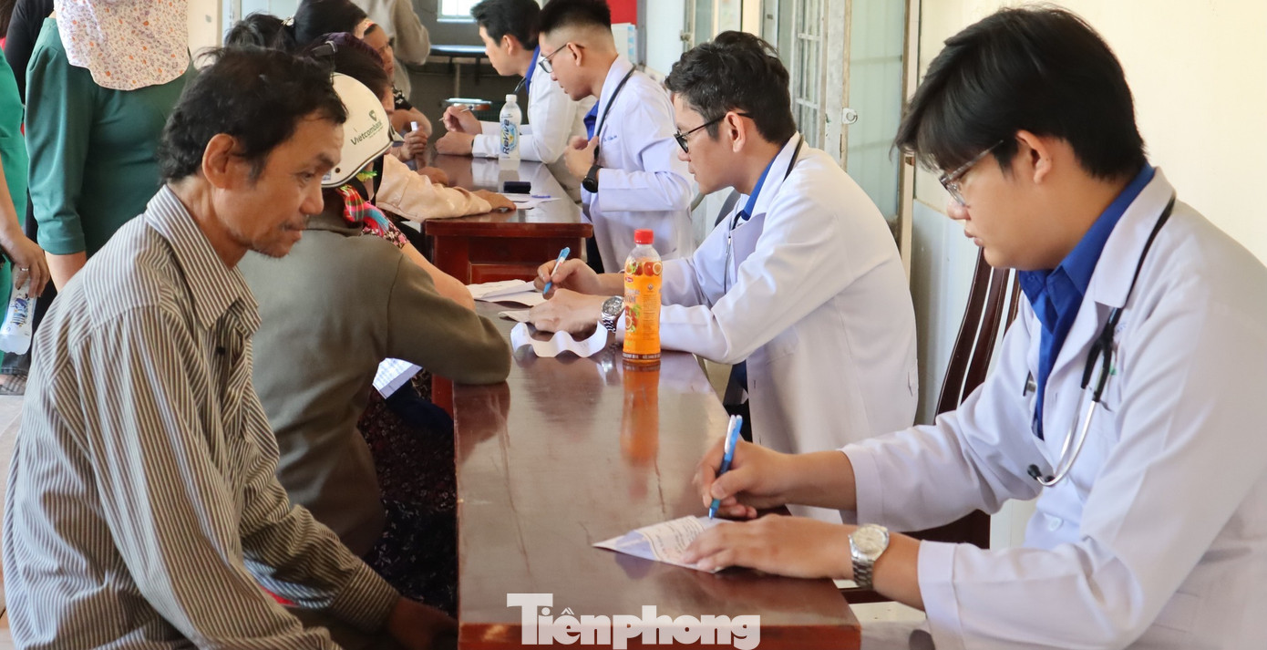 Khoảng 200 người dân được khám bệnh, tư vấn sức khoẻ, phát thuốc miễn phí. Bên cạnh đó, tổ chức chương trình cắt tóc miễn phí.