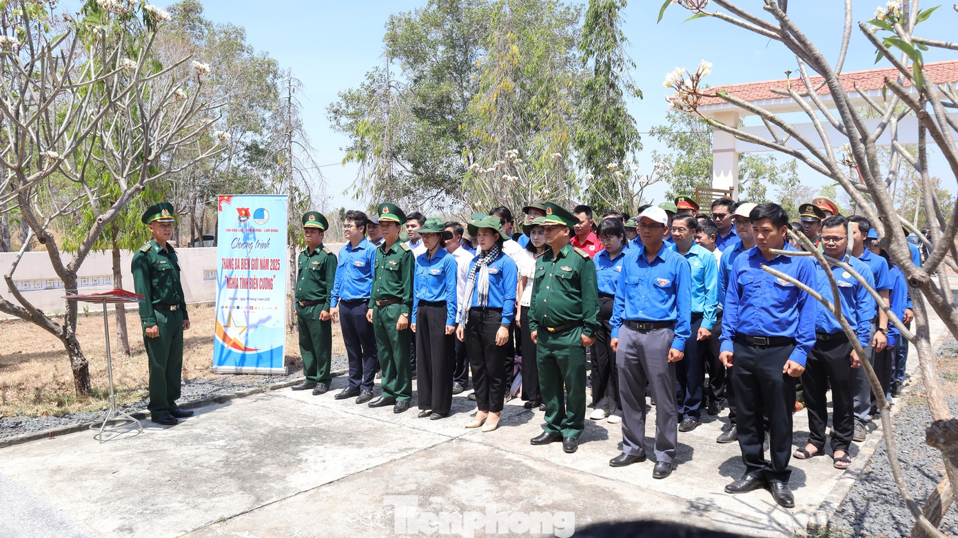 Trong khuôn khổ chương trình, đoàn đã tìm hiểu về lịch sử cột mốc số 41; dâng hương tưởng niệm tại Nhà bia ghi danh liệt sĩ và thăm, tặng quà cho cán bộ, chiến sĩ tại Đồn biên phòng Ea H’Leo.