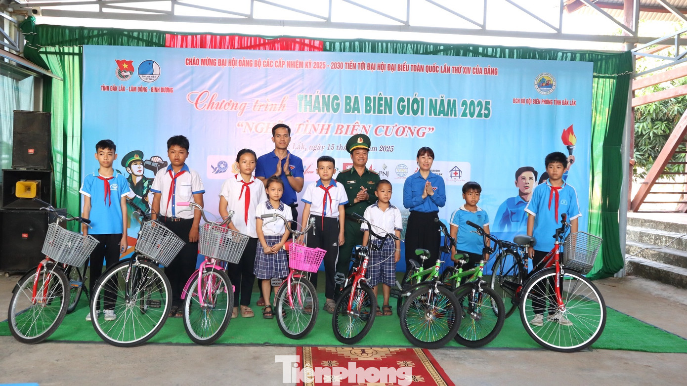 Tại xã Ia Lốp, các đơn vị trao 10 suất quà tặng gia đình chính sách; trao 30 suất học bổng tặng học sinh; trao 10 xe đạp tặng thiếu nhi.