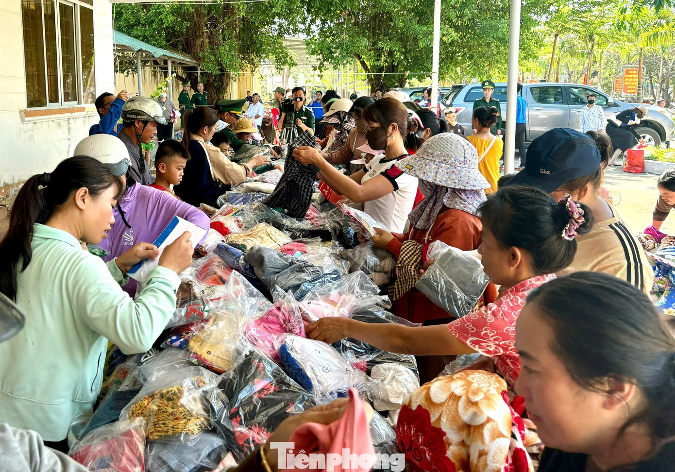 Các gian hàng trò chơi, gian hàng 0 đồng (quần áo, nhu yếu phẩm miễn phí) thu hút các em thiếu nhi tham gia và người dân đến chọn lựa.