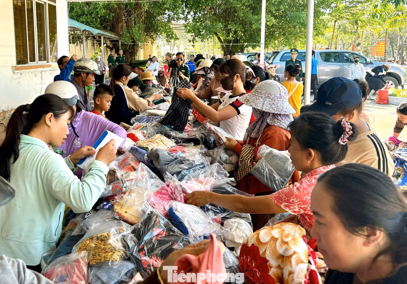 Các gian hàng trò chơi, gian hàng 0 đồng (quần áo, nhu yếu phẩm miễn phí) thu hút các em thiếu nhi tham gia và người dân đến chọn lựa.