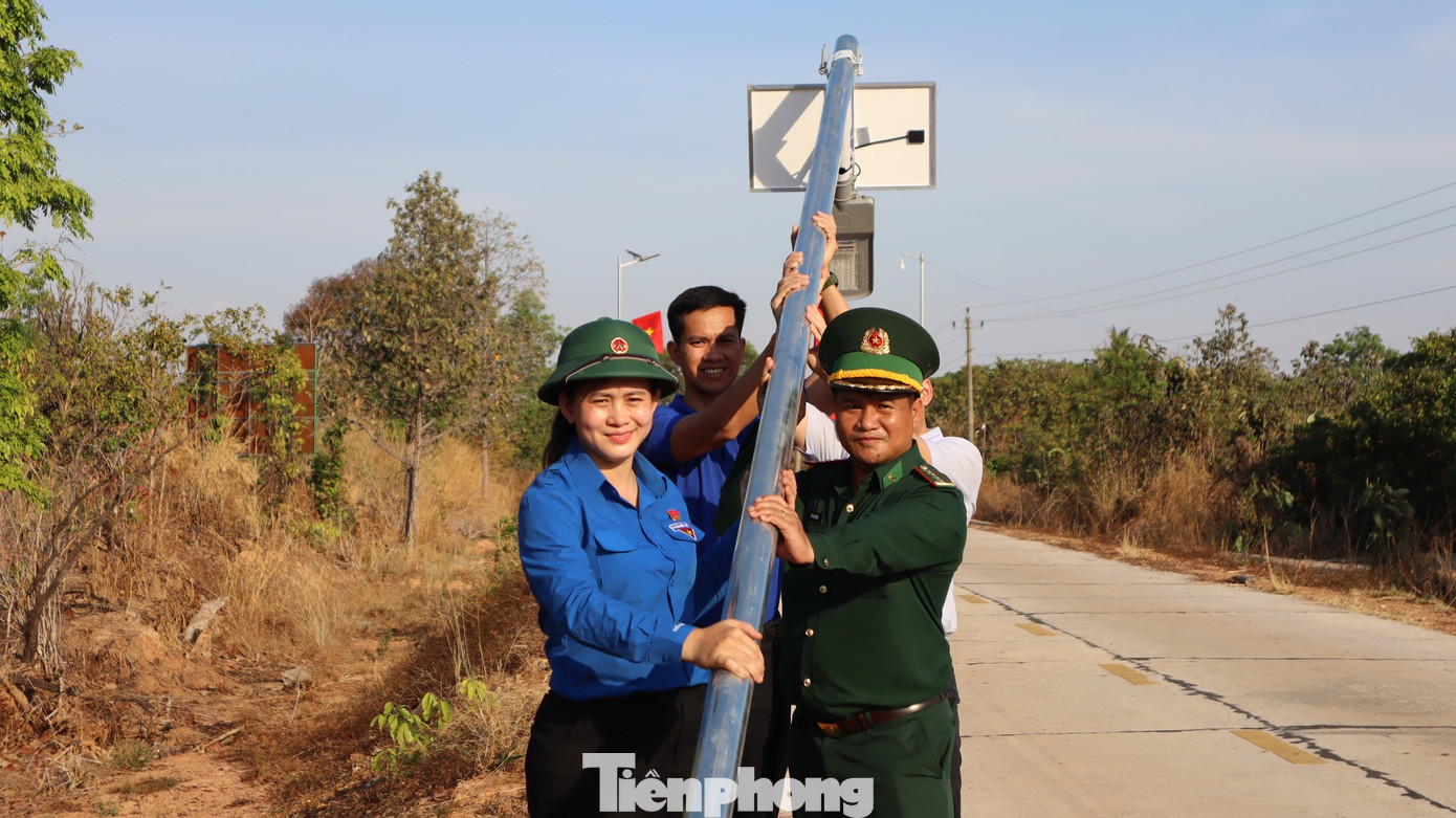 Đoàn dâng hoa, hương tại Tượng đài Bác Hồ với chiến sĩ Biên phòng; bàn giao công trình thanh niên “Thắp sáng đường biên” dài 2km, tổ chức giao lưu thể thao, văn nghệ với cán bộ, chiến sĩ tại Đồn biên phòng Ia Rvê.