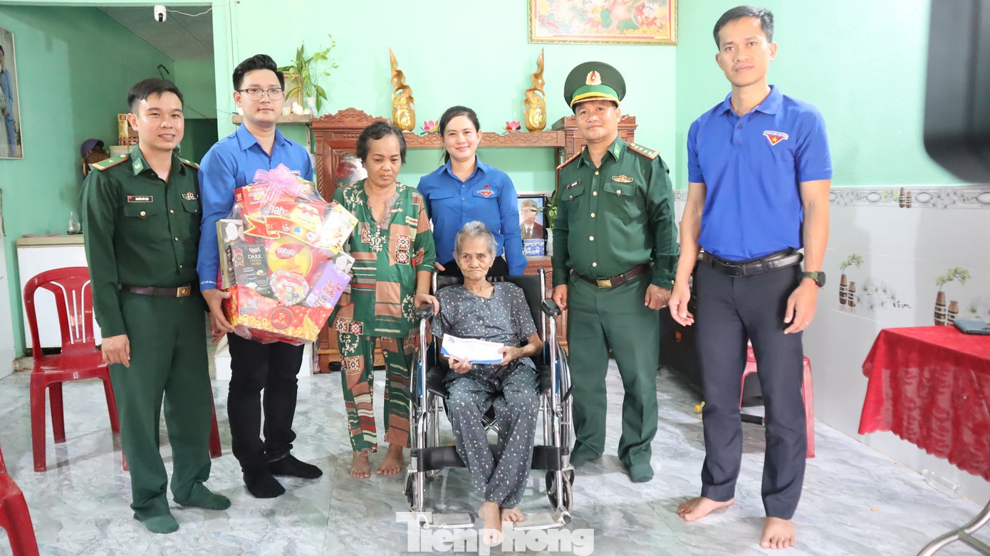 Đoàn đã đến thăm, tặng quà Mẹ Việt Nam Anh hùng Nguyễn Thị Xuân; thăm và tặng quà 4 gia đình chiến sĩ đang công tác tại khu vực biên giới.