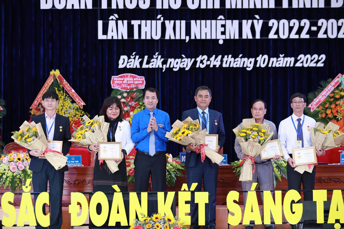 Trung ương đoàn trao kỷ niệm chương vì thế hệ trẻ cho lãnh đạo tỉnh Đắk Lắk Trung ương đoàn trao kỷ niệm chương vì thế hệ trẻ cho lãnh đạo tỉnh Đắk Lắk