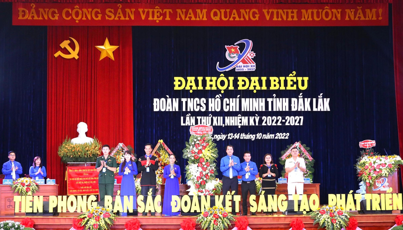 Tỉnh Đoàn Đắk Lắk nhận lẵng hoa chúc mừng của Ban Bí thư Trung ương đoàn Tỉnh Đoàn Đắk Lắk nhận lẵng hoa chúc mừng của Ban Bí thư Trung ương đoàn