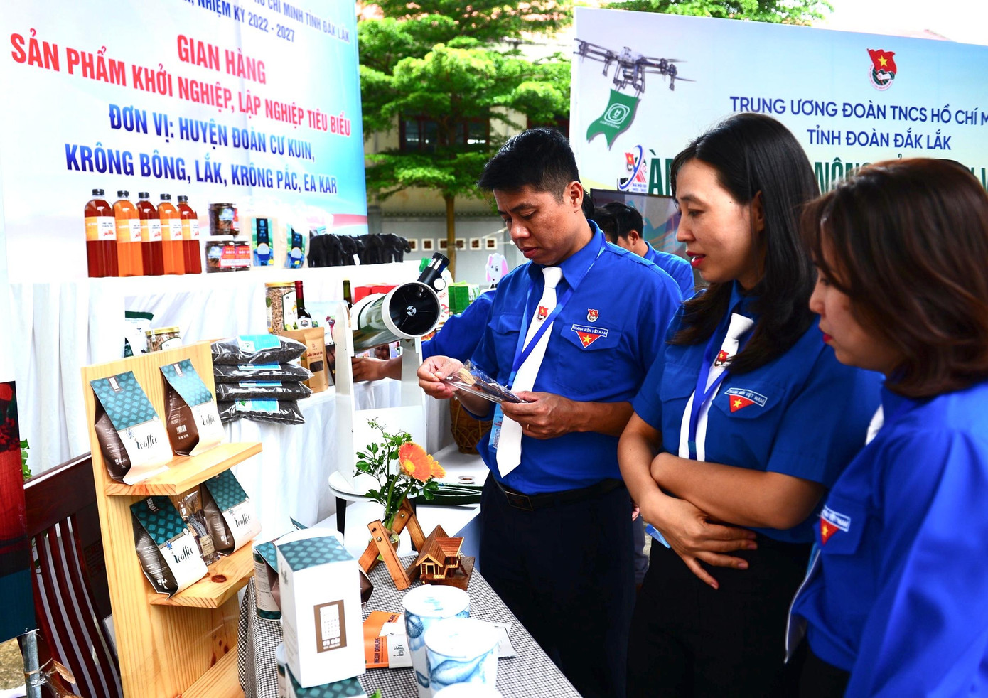 Đại biểu tham quan các gian hàng khởi nghiệp Đại biểu tham quan các gian hàng khởi nghiệp