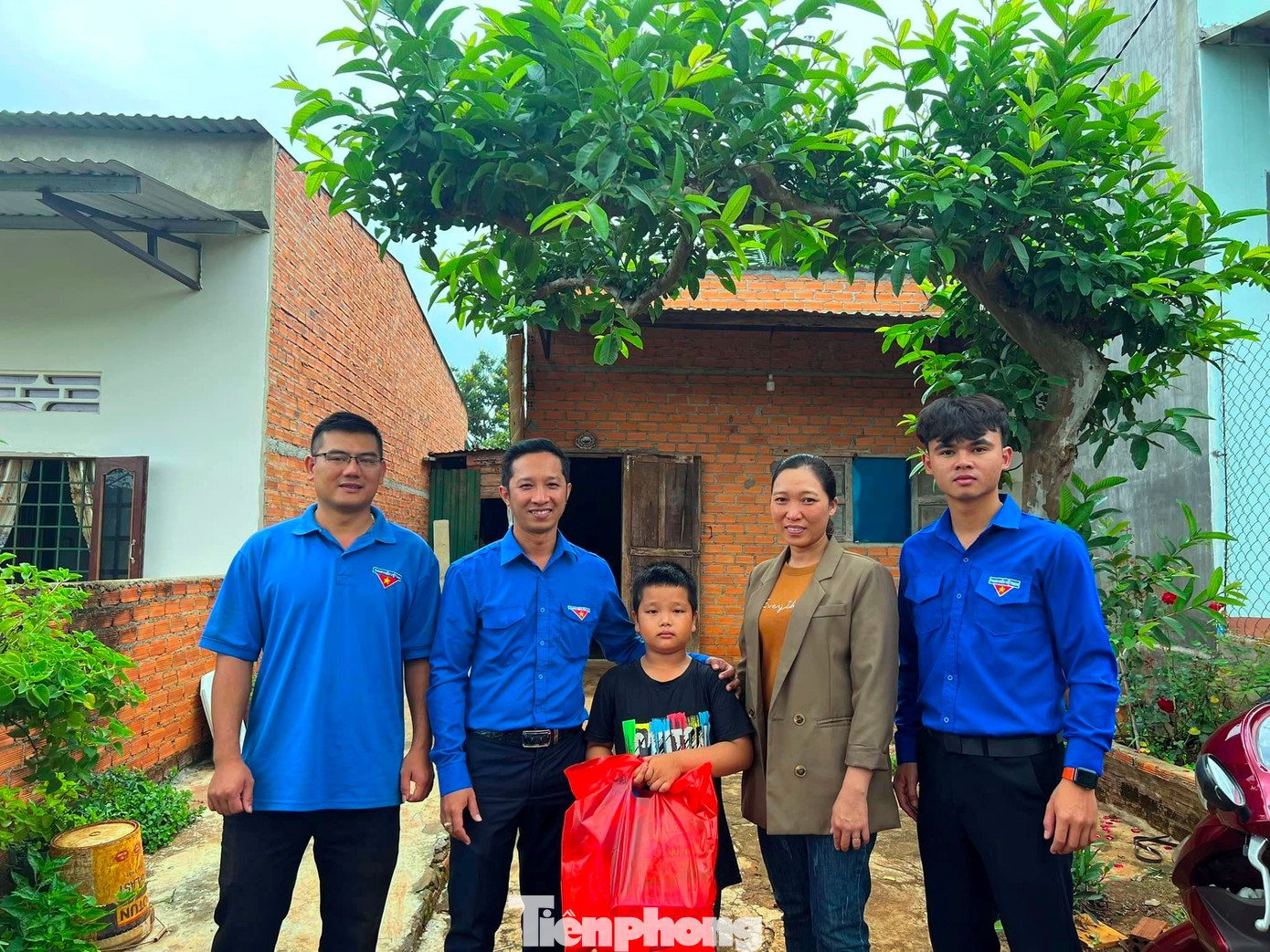 Em nhỏ hạnh phúc khi được Đoàn thanh niên đến tận nhà tặng quà Em nhỏ hạnh phúc khi được Đoàn thanh niên đến tận nhà tặng quà