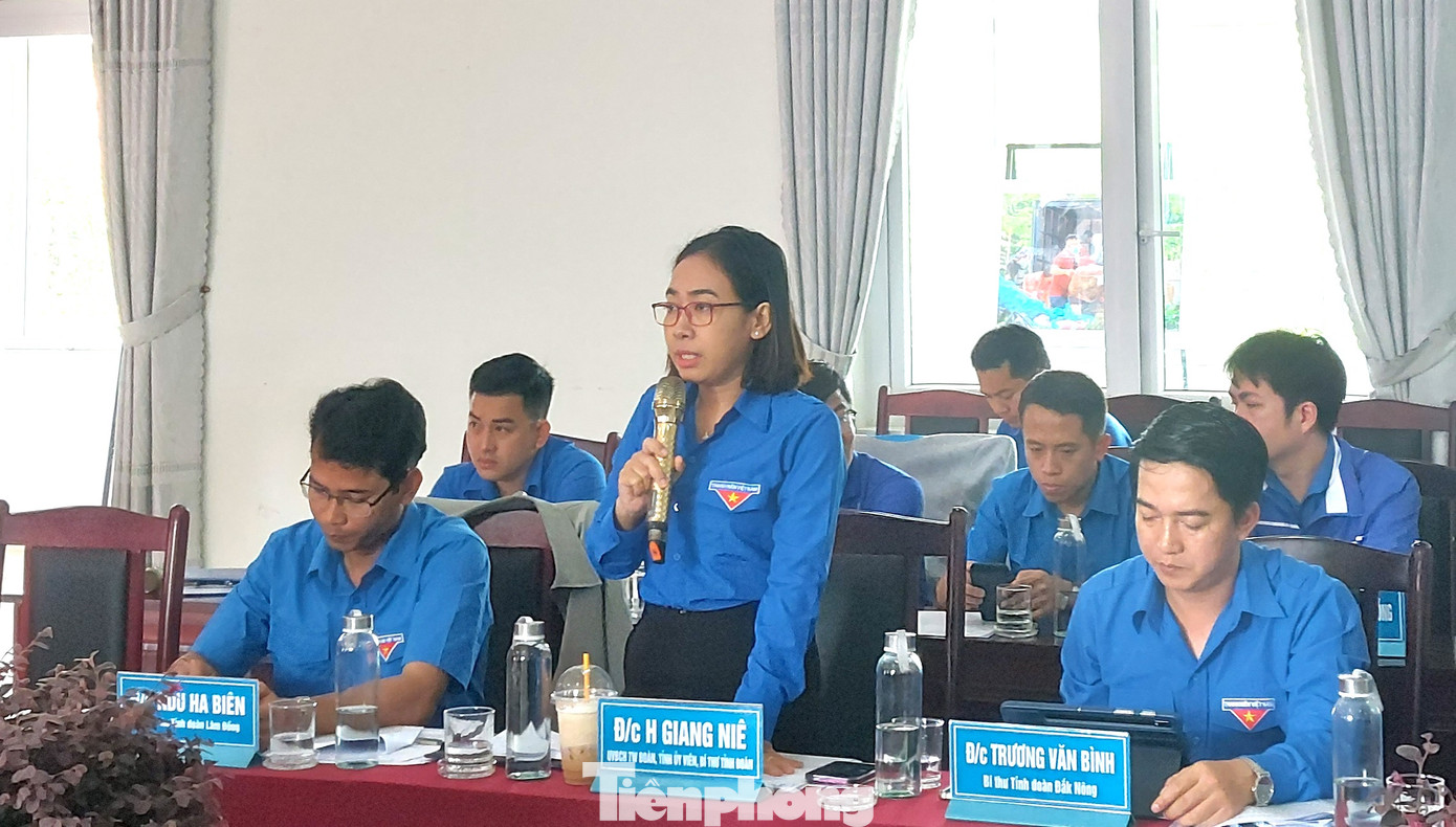 Chị H Giang Niê - Bí thư Tỉnh Đoàn Đắk Lắk phát biểu tại hội nghị